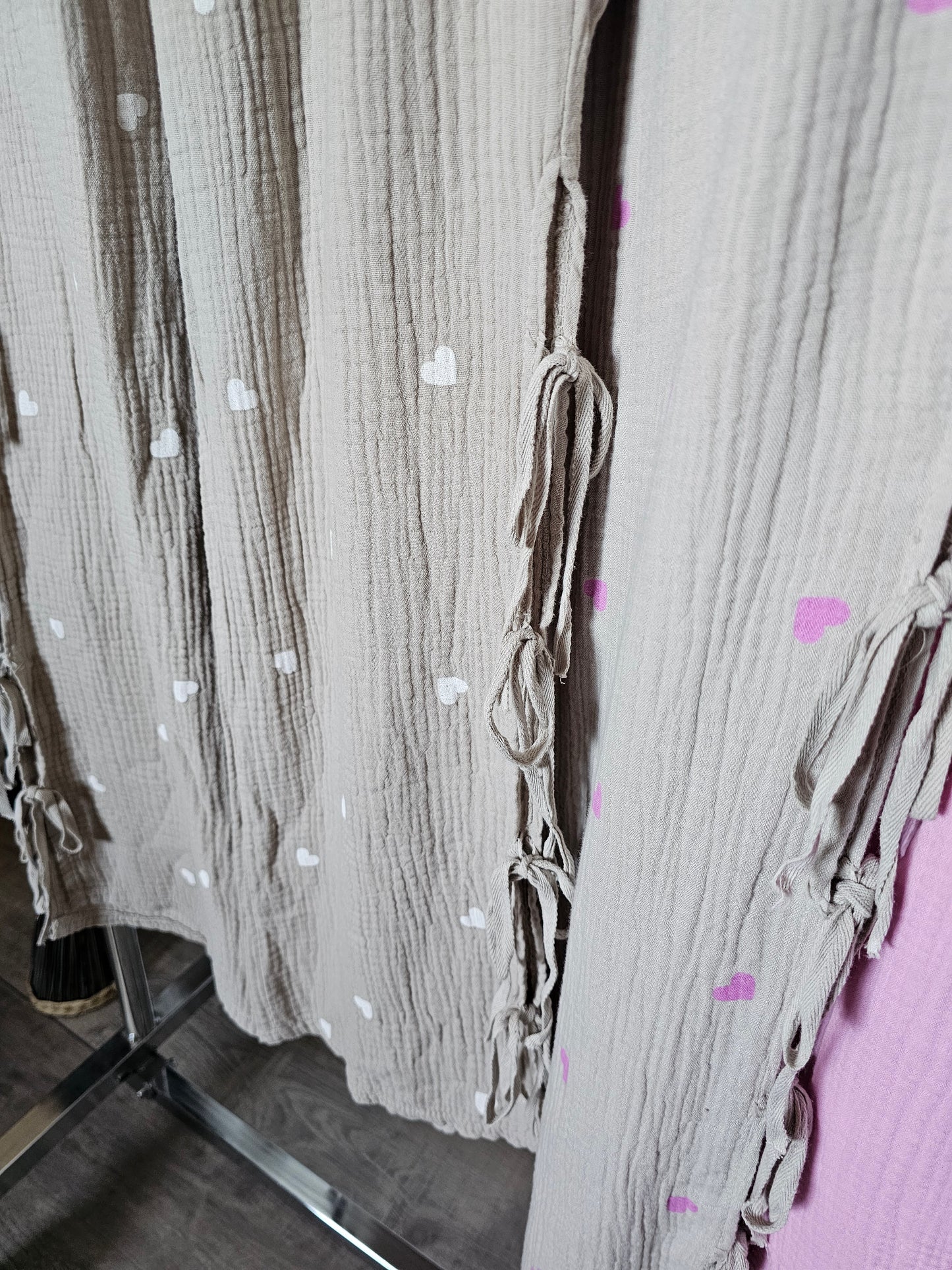 Lange Musselin Hose mit Herz-Print und Schleifen