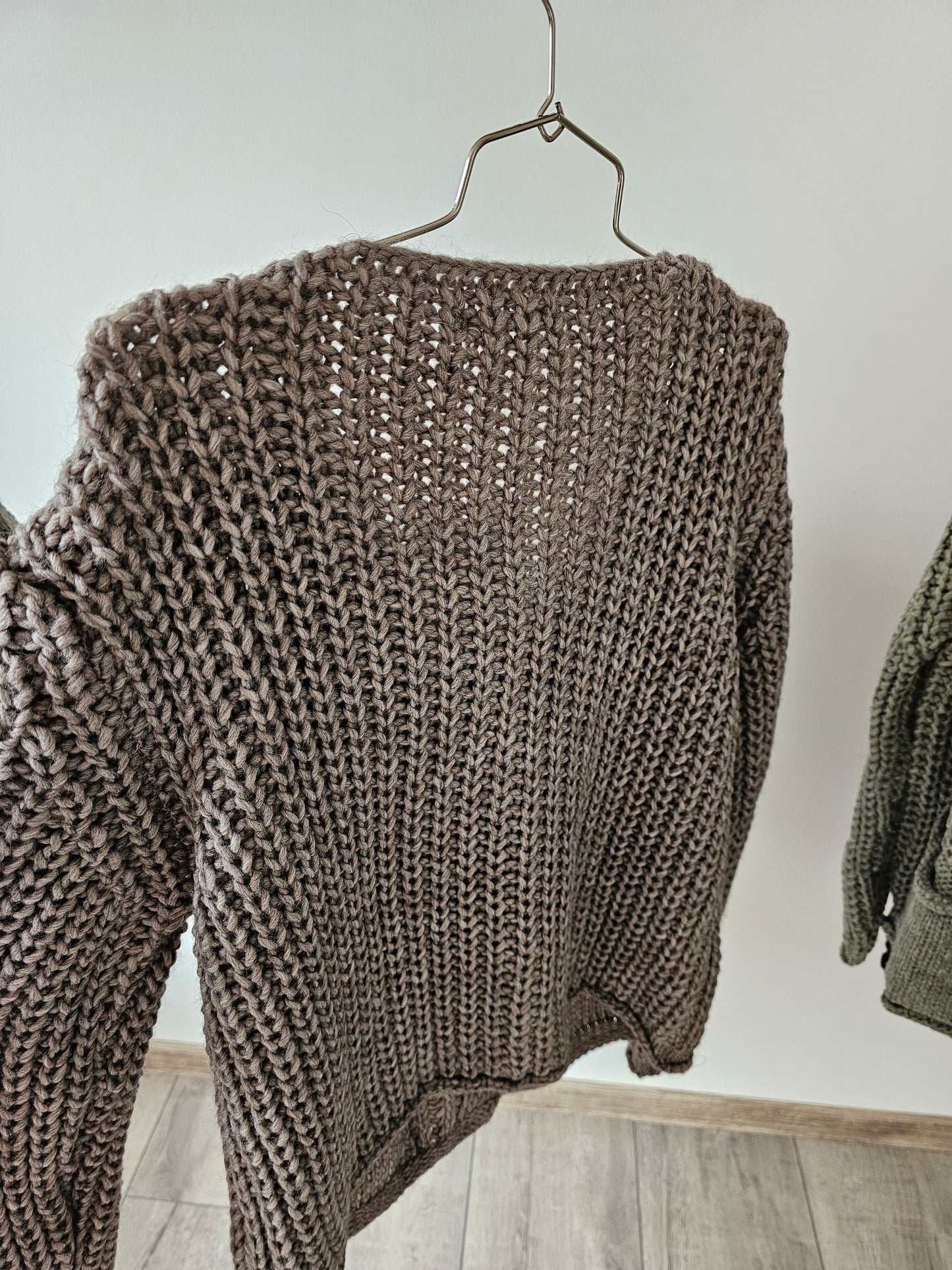 Grobstrickjacke mit goldenen Knöpfen