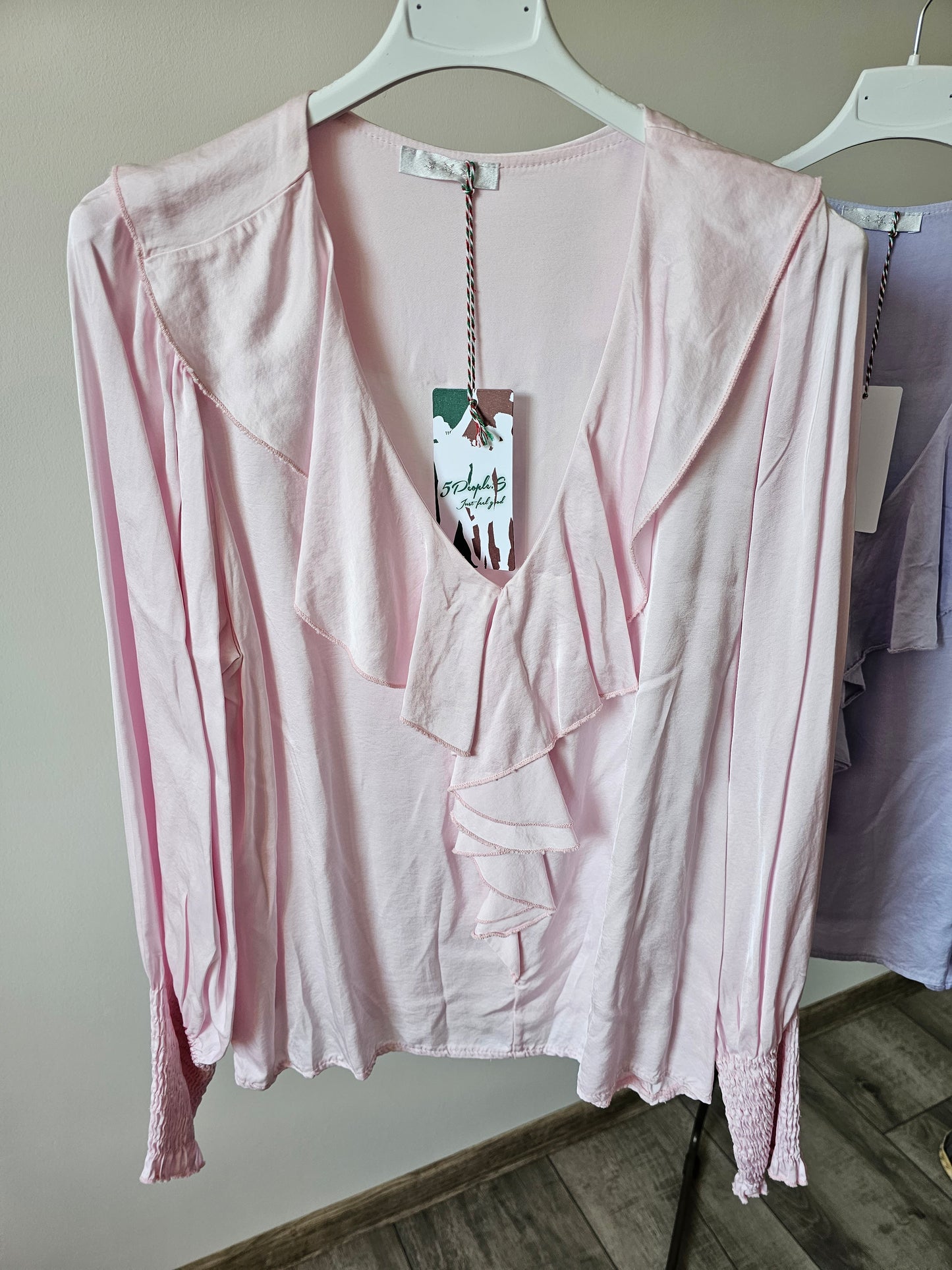 Seidiges Oberteil mit Rüschen