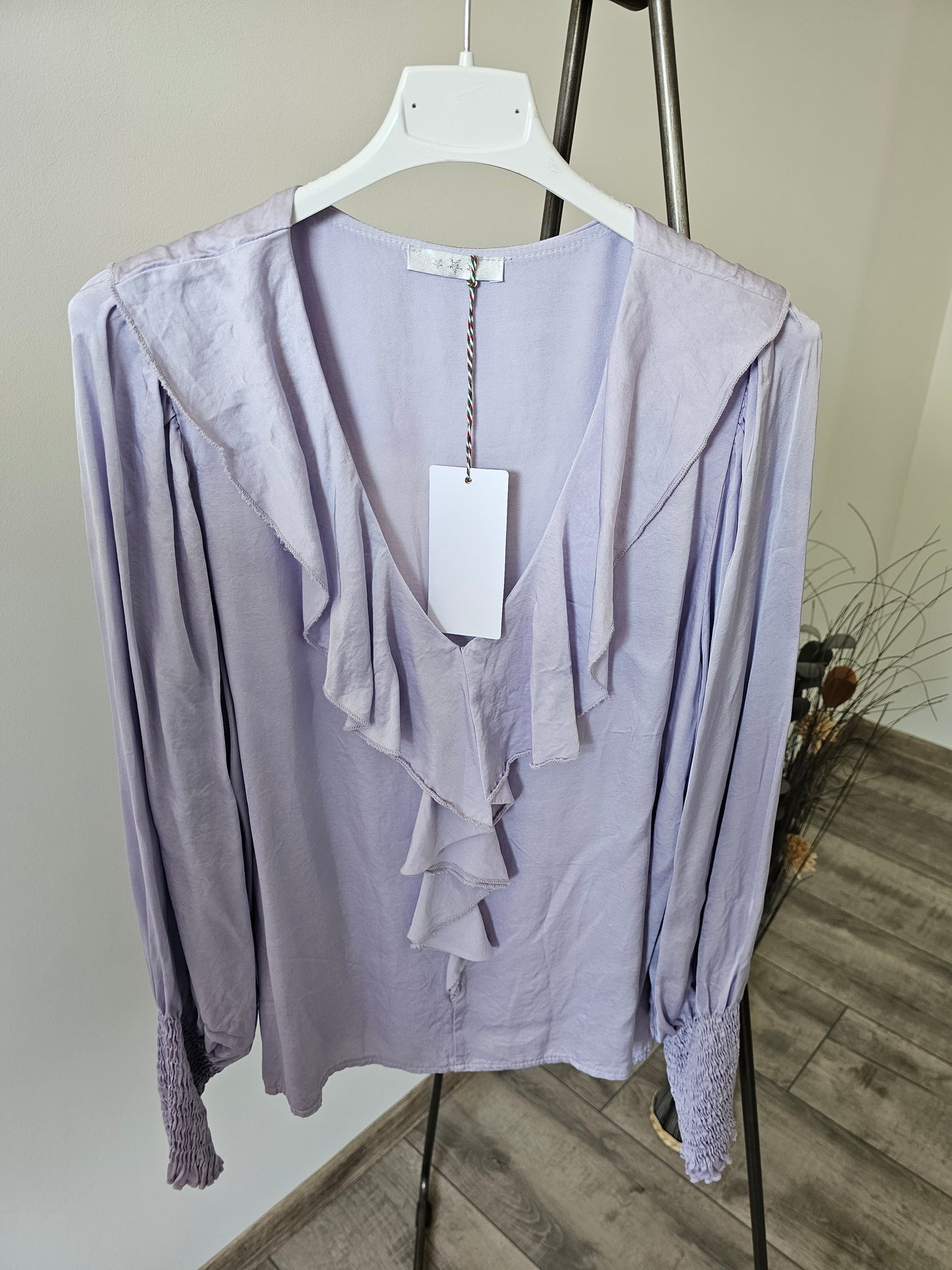 Seidiges Oberteil mit Rüschen