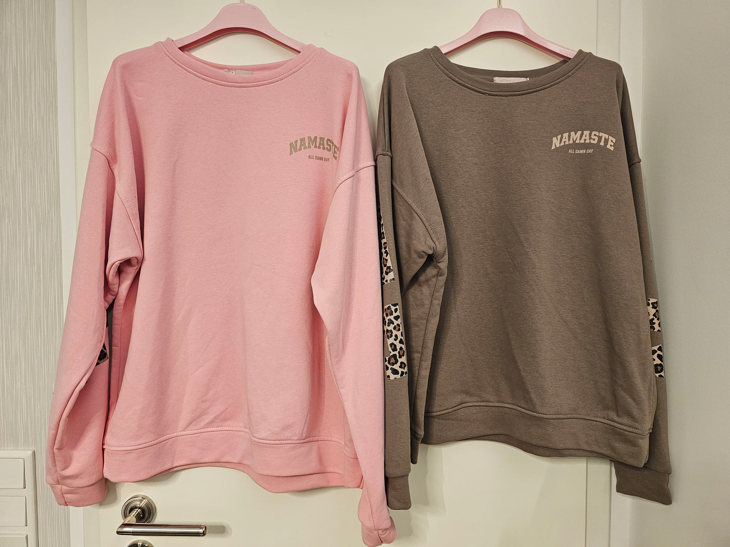 Sweater Namaste mit Leo-Schrift versch. Farben