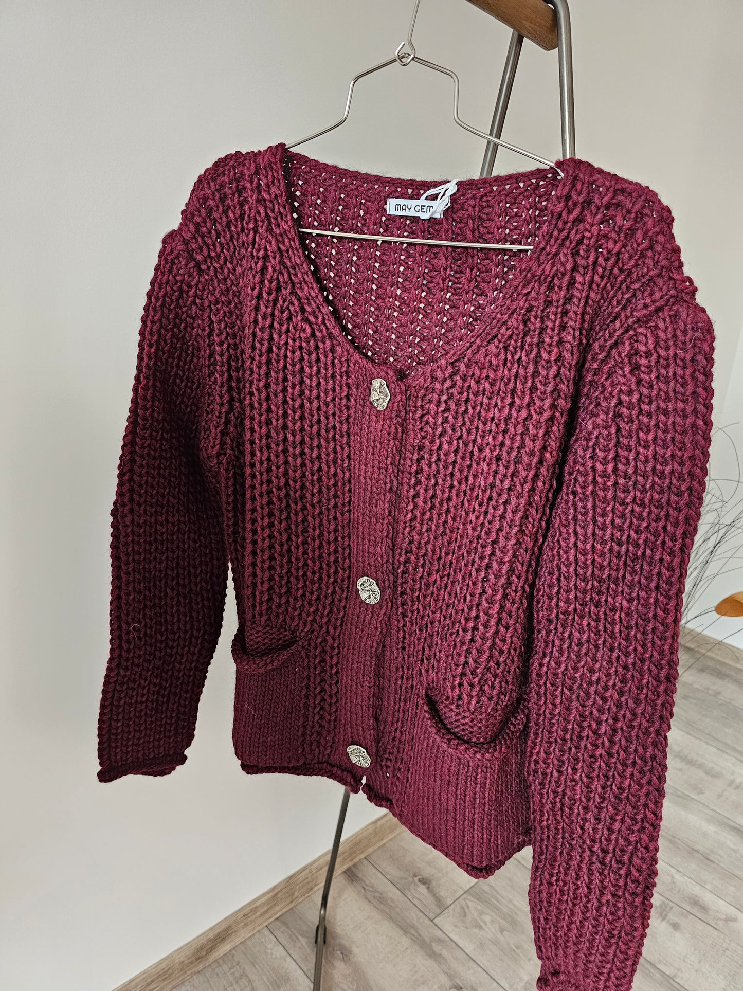 Grobstrickjacke mit goldenen Knöpfen