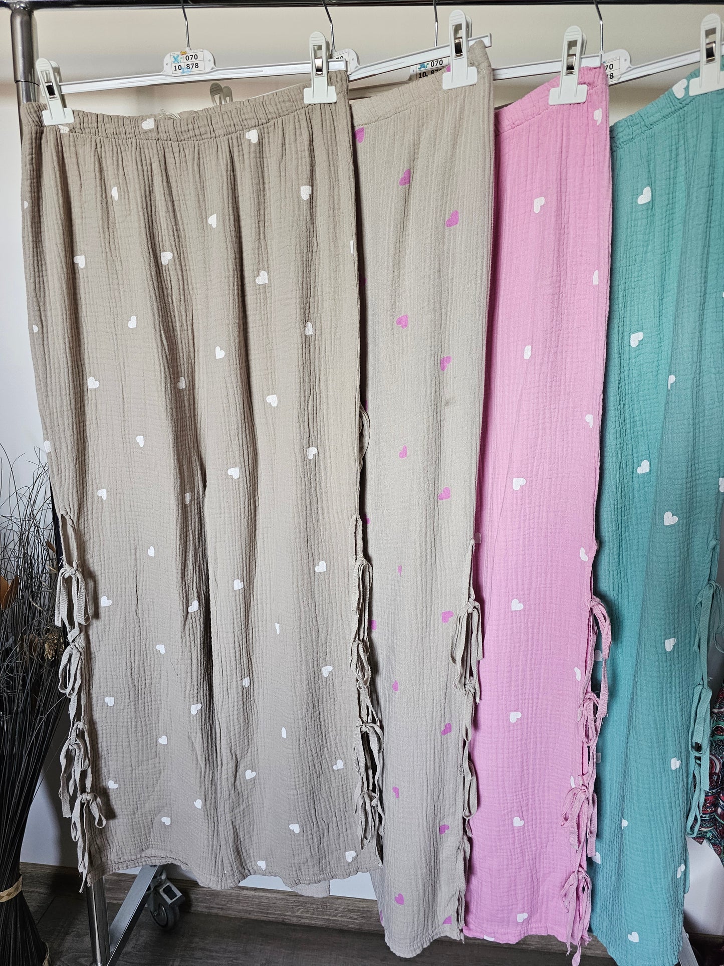 Lange Musselin Hose mit Herz-Print und Schleifen
