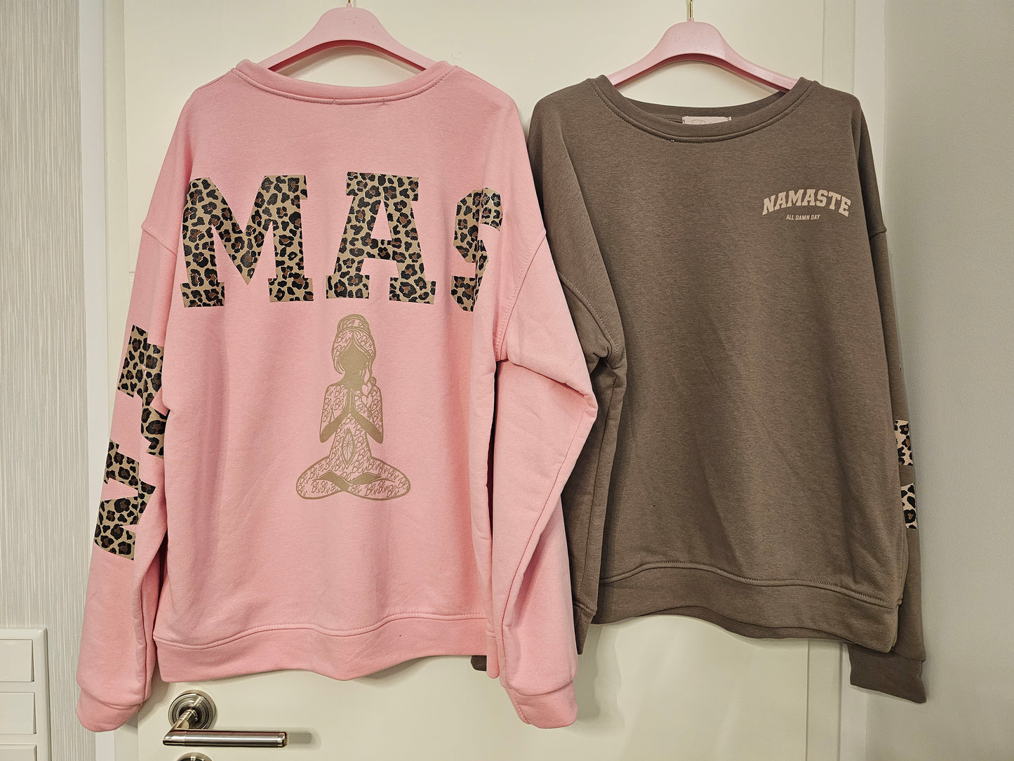 Sweater Namaste mit Leo-Schrift versch. Farben