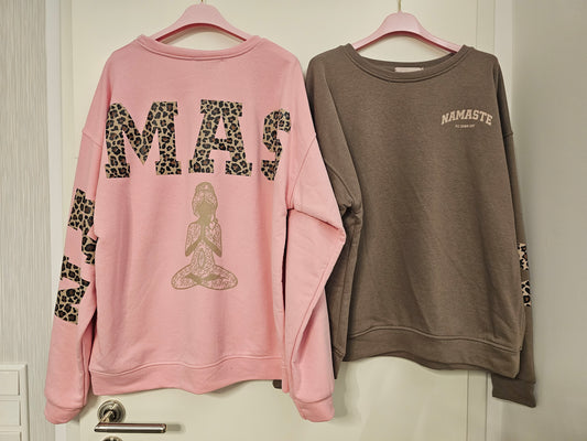 Sweater Namaste mit Leo-Schrift versch. Farben