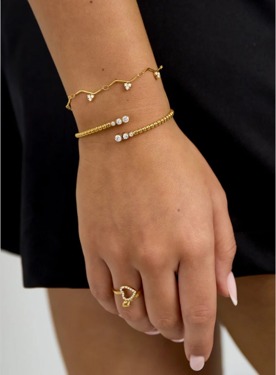 Armband mit Zickzackmuster und Steinen