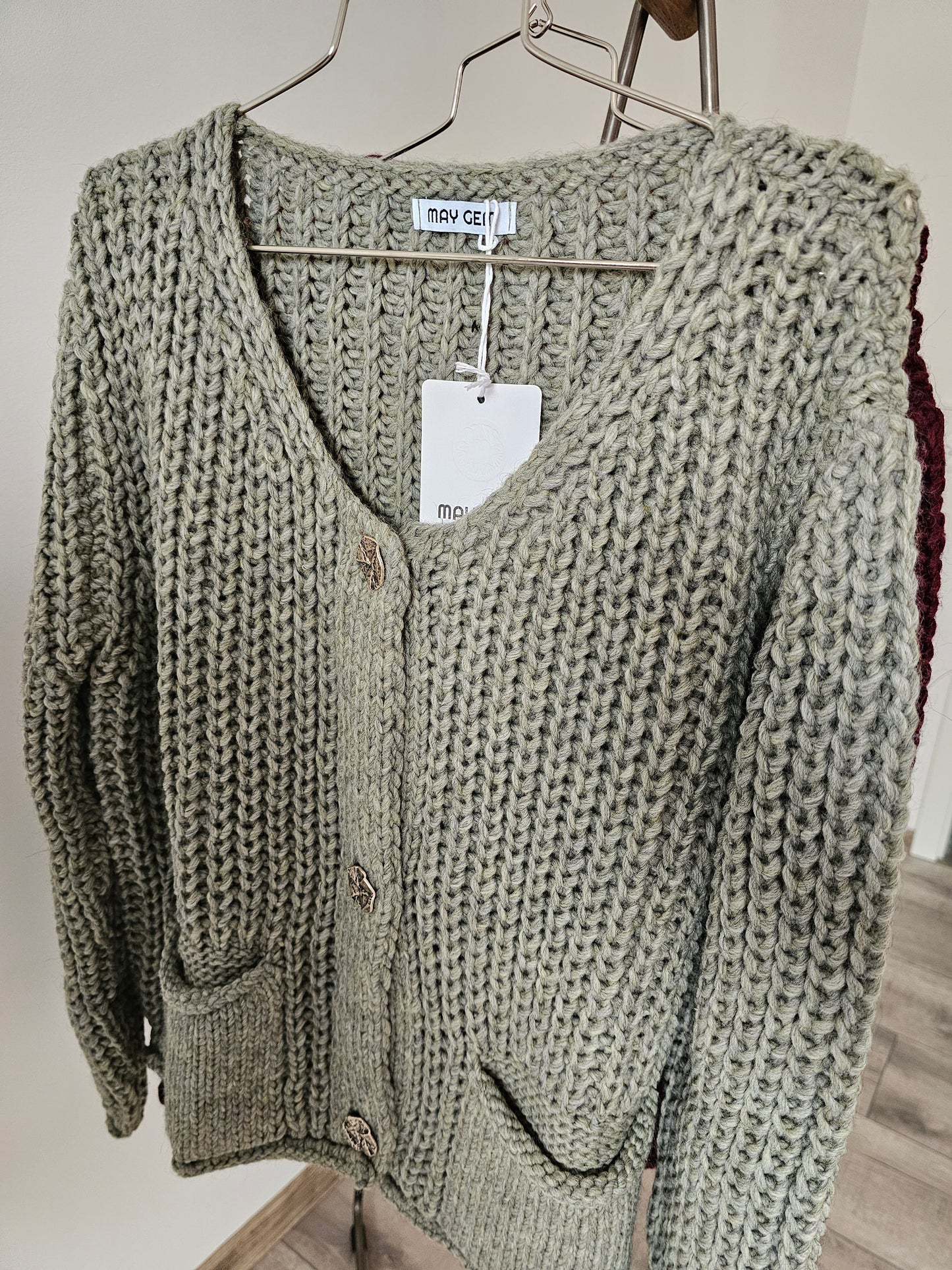 Grobstrickjacke mit goldenen Knöpfen