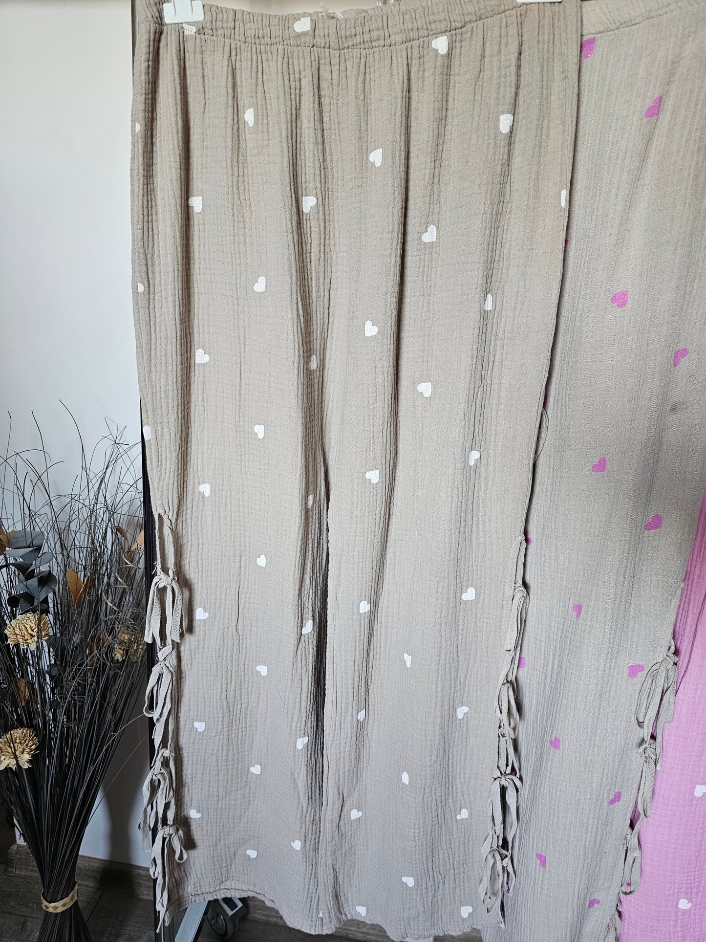 Lange Musselin Hose mit Herz-Print und Schleifen