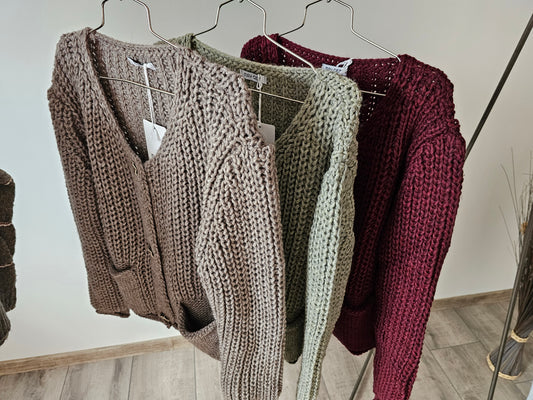 Grobstrickjacke mit goldenen Knöpfen