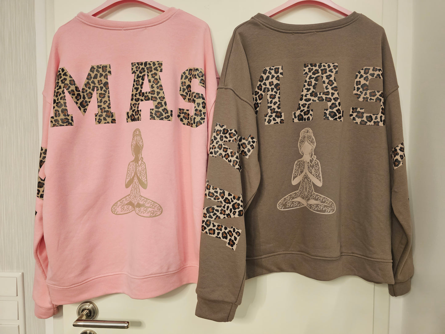 Sweater Namaste mit Leo-Schrift versch. Farben