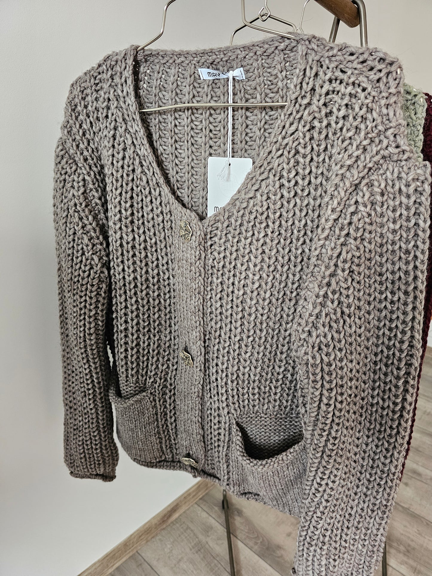 Grobstrickjacke mit goldenen Knöpfen